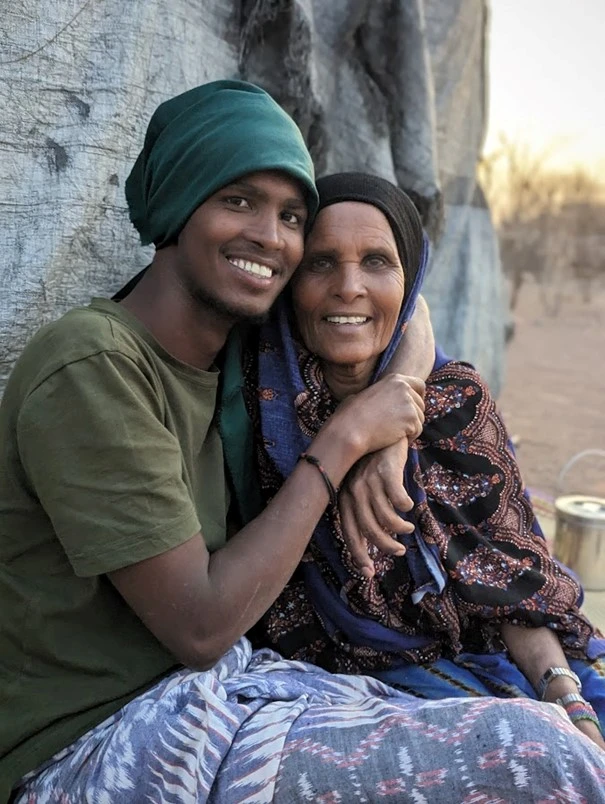 Busuri zusammen mit seiner Mutter